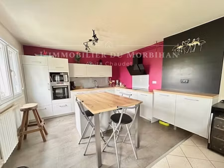 maison avec un grand garage et jardin.