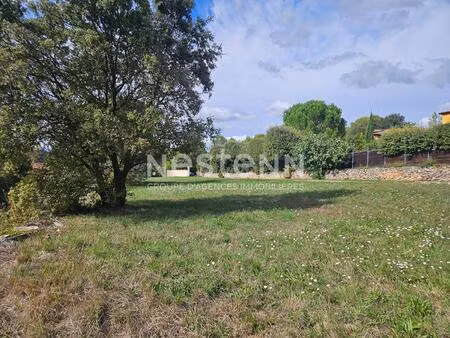 terrain constructible à 10 minutes de saint maximin avec une vue dégagée