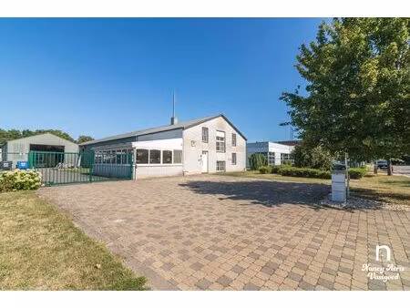 loods van 550 m² met kantoor en woning met 4 slaapkamers