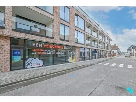 centraal gelegen handelsruimte met ruime parkeermogelijkheid!