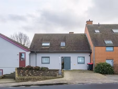 ruime woning met zuidgerichte tuin en open zicht.