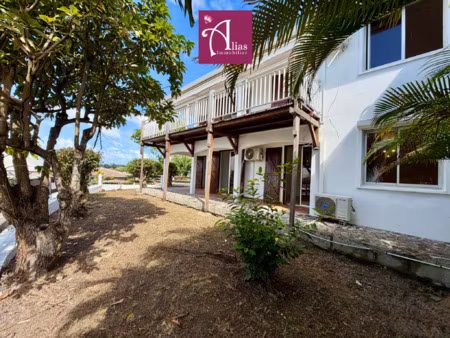 à louer grande maison mitoyenne f4 vue mer à la marina du go