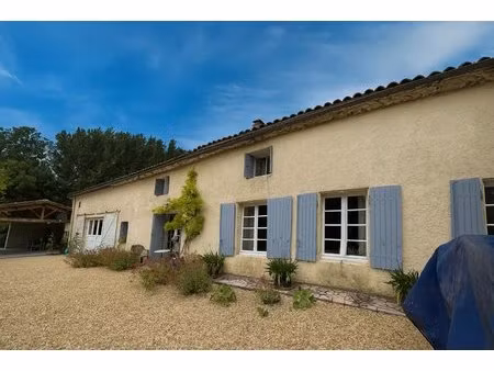 maison charmante avec un beau jardin