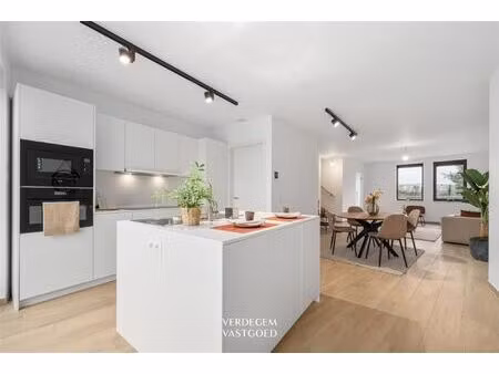 verrassend leuke woning met 3 slaapkamers  autostaanplaats en gemeenschappelijke zwemvijve