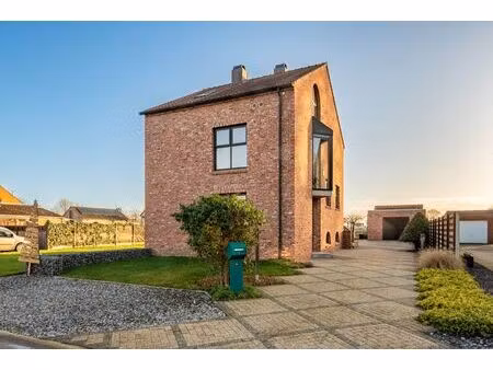 gezinswoning met zuidgerichte tuin en garage  5a 85ca