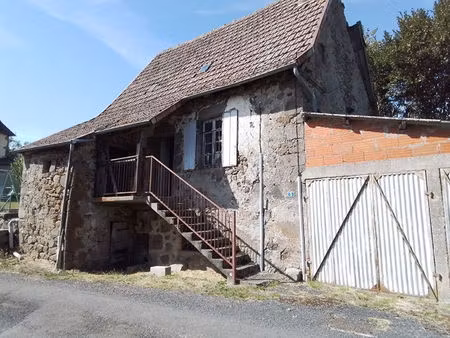 proche jussac  à vendre sur terrain d'environ 640 m²  maison de 1880 sur deux niveaux à ré