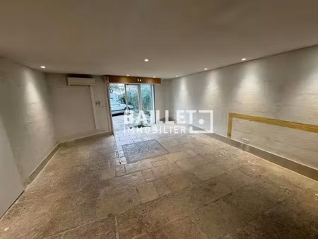 à louer local professionnel de 45 m2 + exterieur parkings 50 m2