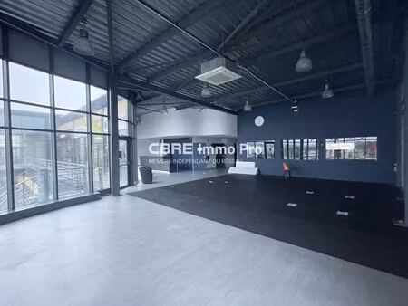 location local professionnel 406m²