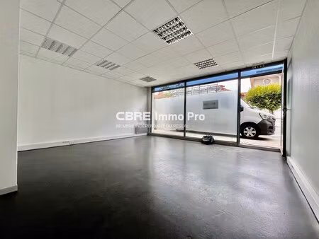 location local professionnel 67m²