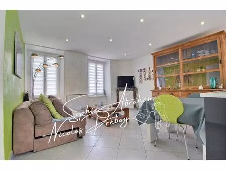 maison en pierres avec cour close de murs et dépendances