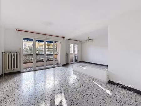 hyeres centre ville t/3 avec balcon  parking et cave