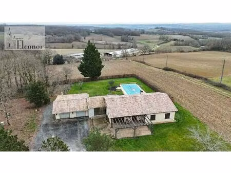 belle maison de maçon isolée avec vue