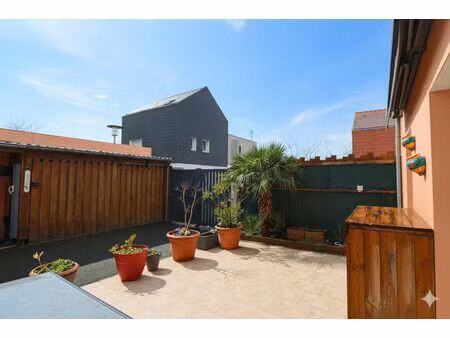 maison 3 chambres  90 m² habitables en très bon état  terrasse et cour exposées sud.