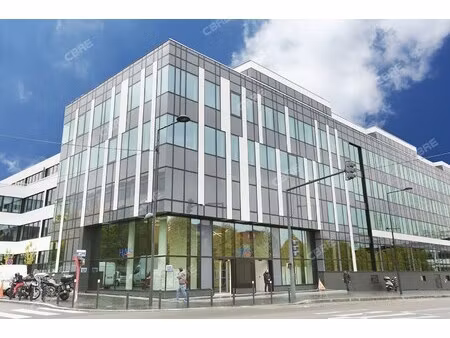 location local professionnel 5 525m²