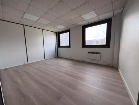 bureaux au pied de l'autoroute a86