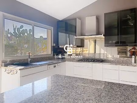 vaste appartement avec terrasse et local centre historique de saintes