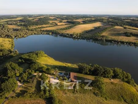 propriété exceptionnelle 9 pièces et 22 hectares en bord de lac