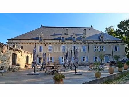 superbe château du 17èm avec restaurant  espace receptions  chambres   parking et terrain.