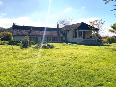 9 mn de toucy  sur 3 ha 4  maison de 240 m2  séjour 76 m2  4 chambres  prés  carrière ...