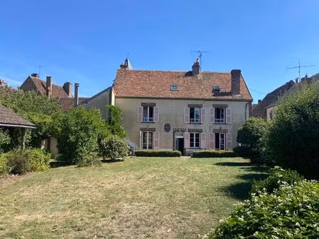 a 10 mn de toucy  charmante maison bourgeoise rénovée avec son jardin clos de mur et ses..