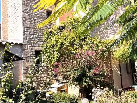 maison de village en pierre avec grande cour intérieure vagnas 07150