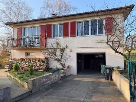 a 10 mn de toucy  maison individuelle de 80 m2 surélevée d'un sous-sol total.