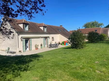 a toucy (89130)  charmante maison ancienne de 177 m2  le tout sur un terrain arboré de...