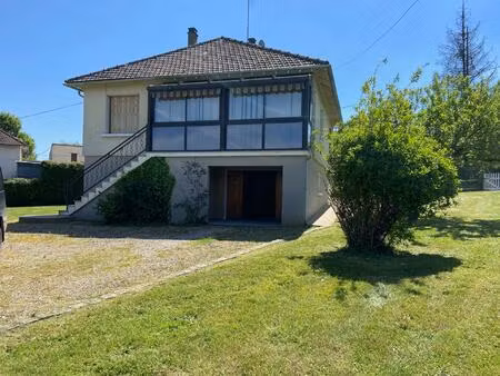 a toucy  maison de 63 m2  lumineuse  surélevée d'un sous-sol total de 42 m2  grand garage.