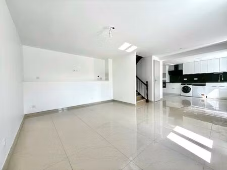 à vendre : maison entièrement rénovée avec extérieur