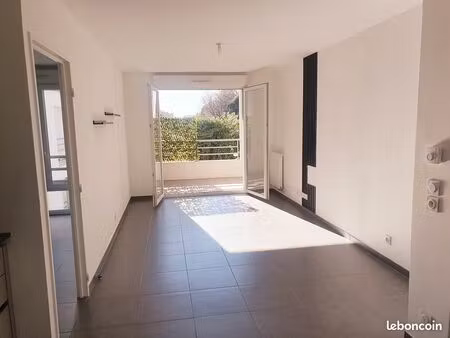 particulier vend appart 2 pieces 5 eme étage sur 6 construit en 2017avec une cave garage f