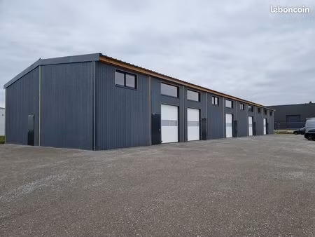 atelier-local-bureau de 150 m² grane