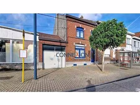 maison 3 façades avec beau jardin et garage à moderniser