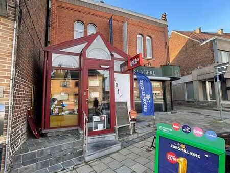 handelsgelijkvloers met koer en bovengelegen appartement