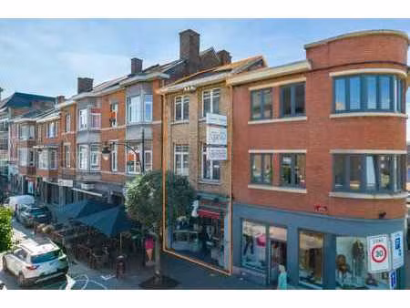 immeuble situé au centre de visé (rue commercante)