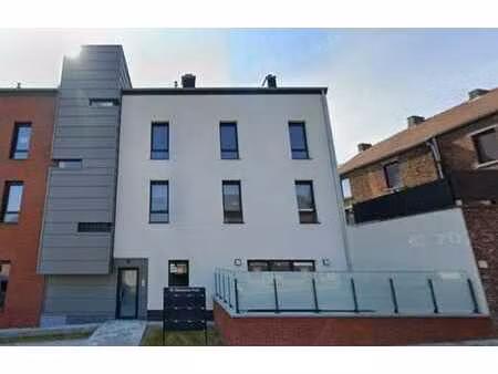 spacieux appartement 3 ch avec terrasse et parking privatif.