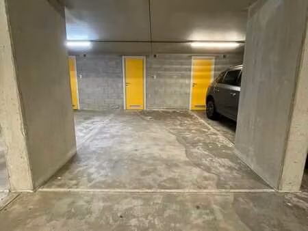 parking fermé à louer