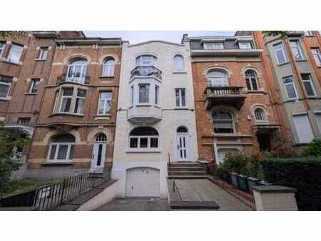 lot 1 : grand garage de 35 m² à parc astrid