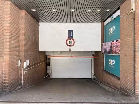 lot de parkings sécurisé entre la place stéphanie et l'avenu