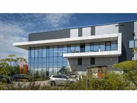 entrepôt logistique de 12 953 m² avec 71 m² de bureaux et...