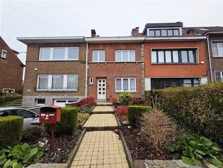 charmante maison avec jardin dans une rue calme et verdoyant