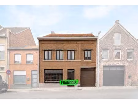 immeuble commercial situé au centre et très visible à vendr…