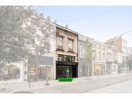 immeuble commercial avec spacieuse habitation dans la rue d…