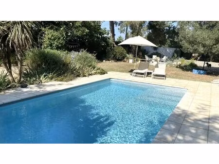 maison traditionnelle familiale avec beau jardin arbore et pisci