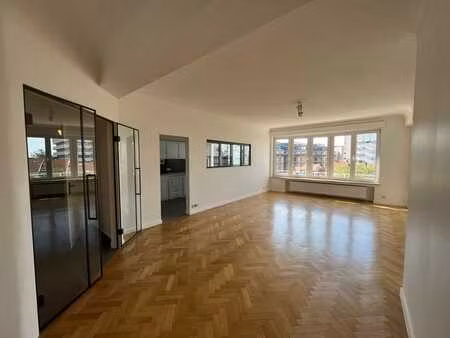 superbe appartement rénové à 2 pas de la place louise.