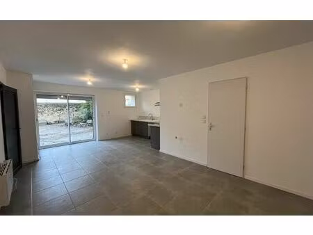 location appartement  m² t-3 à castries  840 €