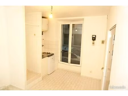 paris17è batignolles-r.truffaut studette 15 m²  rdc  très bon état