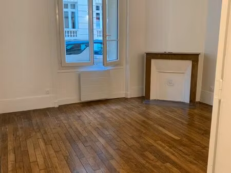 studio à louer métro dupleix