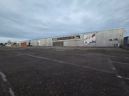 entrepôt de 5.500m² avec parking