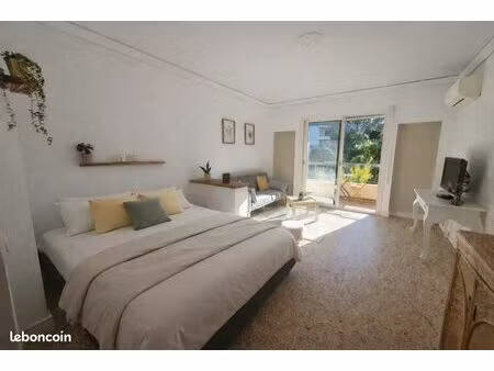 grand studio meublé refait à neuf – 30 m² – terrasse – vue dégagée – quartier basse califo