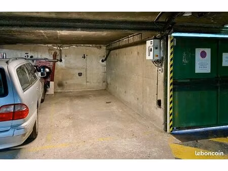 parking grande voiture proche place gambetta 75020